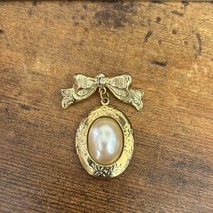 1928 Gold Locket Brooch with Oval Pearl Accent